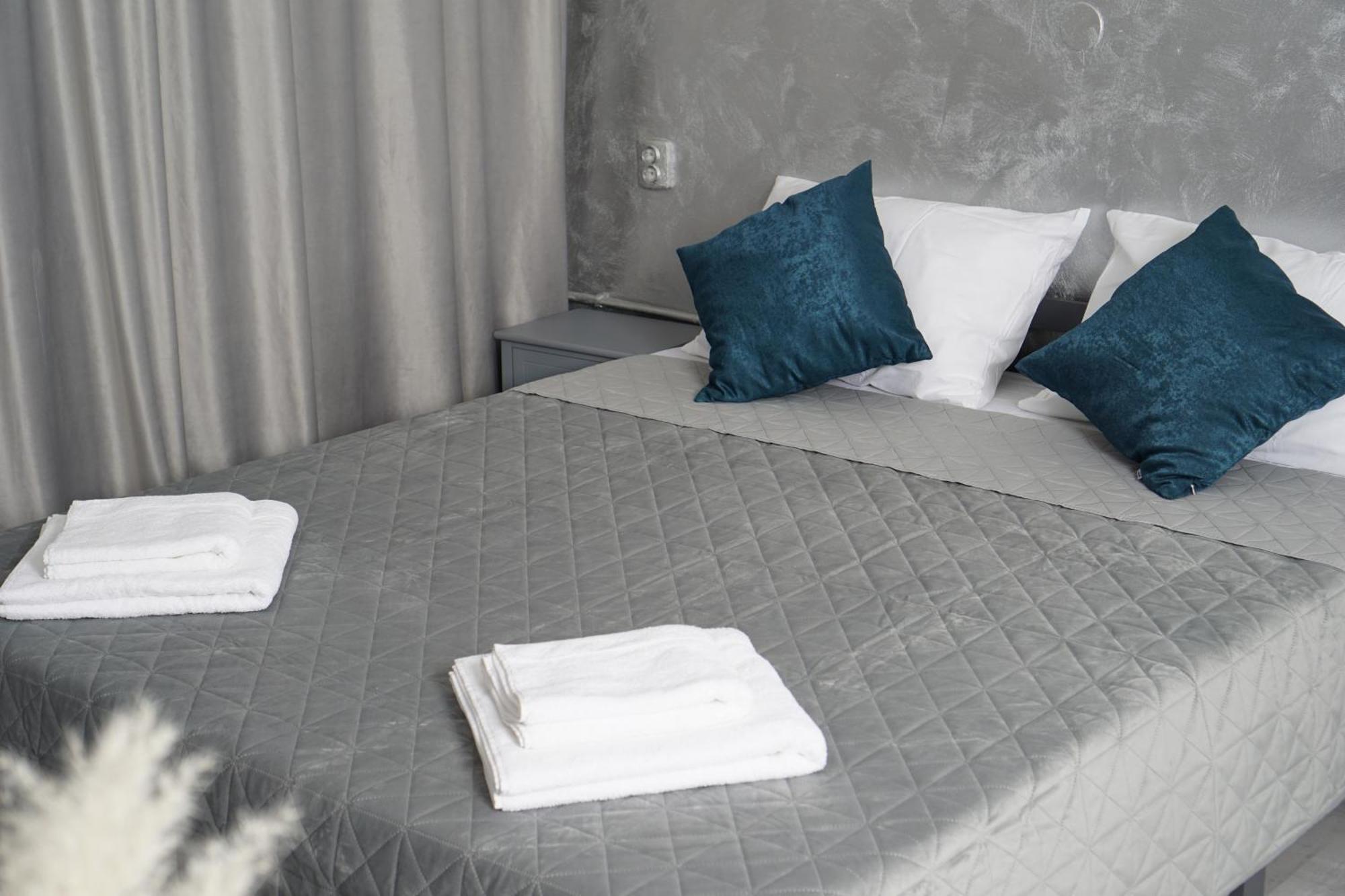 24 Shades Of Grey, Rezerva Acum Apartament Ultracentral, Ceai, Cafea, Filtru Apa Rece-Fierbinte, Saltea 160 Cm Memory Foam Craiova Exteriör bild